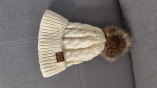 Gorro beige con pompón