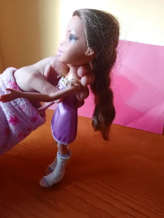 Muñeca Bratz Vestido Morado