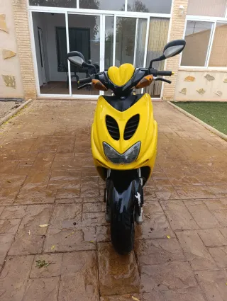Yamaha Aerox Amarillo