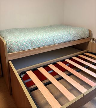 Cama nido y escritorio, en madera con cajones rojo