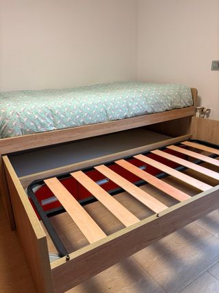 Cama nido y escritorio, en madera con cajones rojo