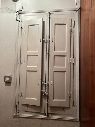 Contraventana blanca vintage