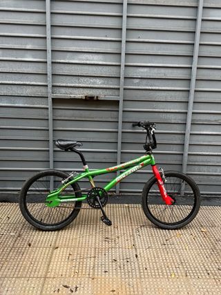 Bicicleta BMX Freestyle Verde y Roja