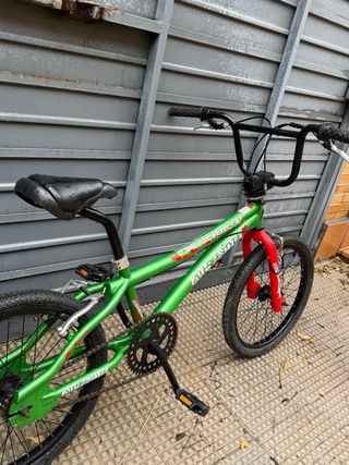 Bicicleta BMX Freestyle Verde y Roja
