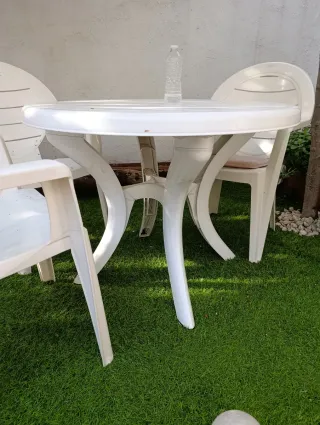 Mesa de jardín redonda blanca