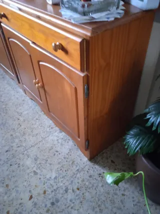 Aparador de pino con 4 puertas