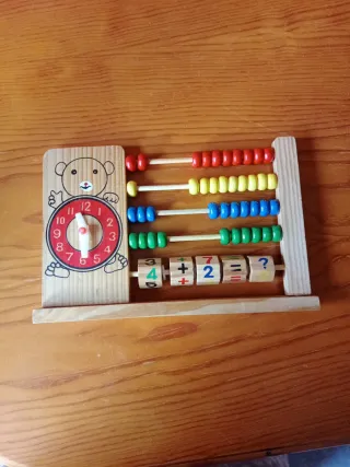 Ábaco de madera con reloj y números