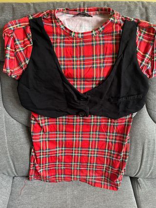 Camiseta de cuadros roja y negra