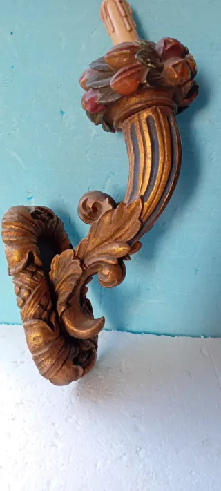 Applique in legno dorato e blu