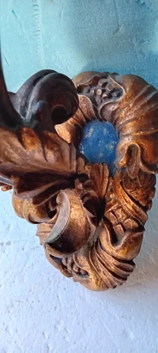 Applique in legno dorato e blu