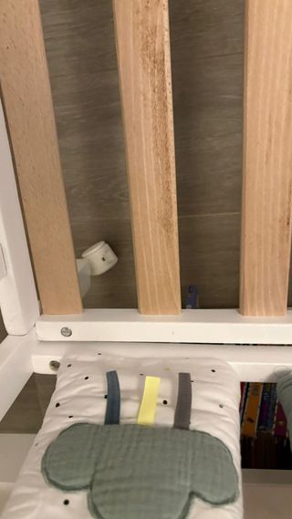 Cuna bebé blanca con dibujos y ruedas