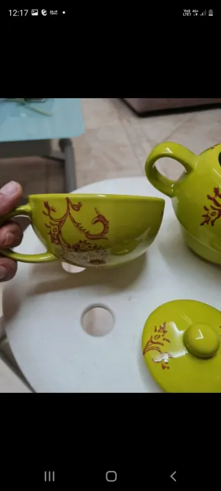 Teiera in ceramica gialla con decori