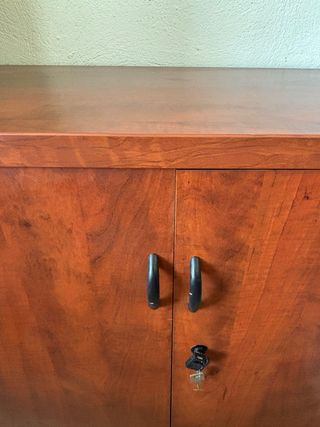Armario bajo madera oscura con llave