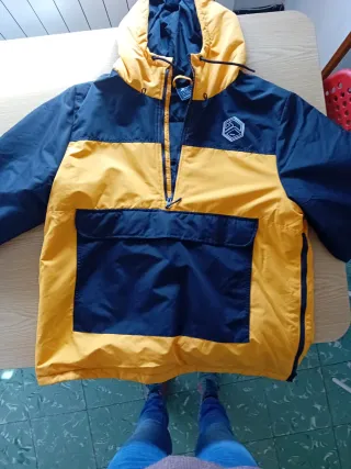 Chaqueta con capucha azul y amarilla