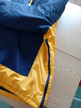 Chaqueta con capucha azul y amarilla