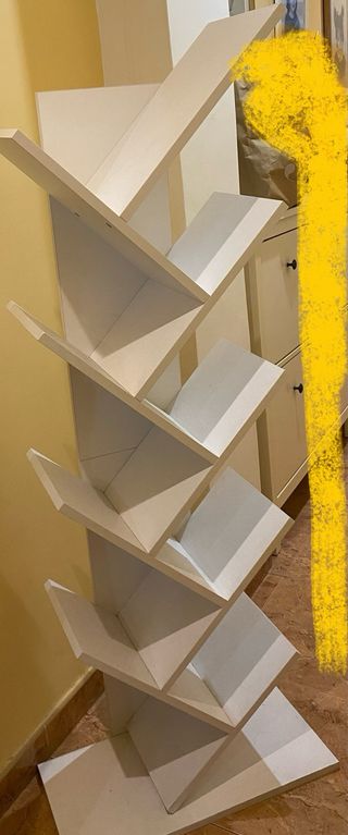 Estantería de libros blanca y beige