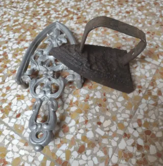 Ferro da stiro antico con supporto