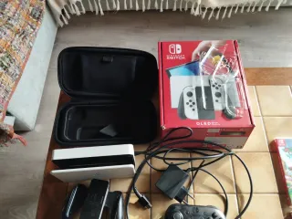 Nintendo Switch OLED Blanca + Funda + Mando.