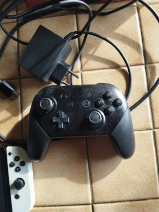 Nintendo Switch OLED Blanca + Funda + Mando.