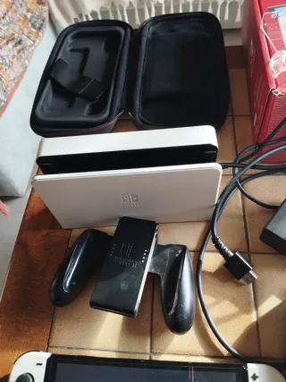 Nintendo Switch OLED Blanca + Funda + Mando.