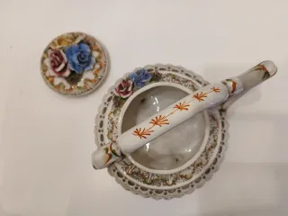 Tetera antigua decorada con flores