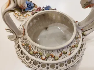 Tetera antigua decorada con flores