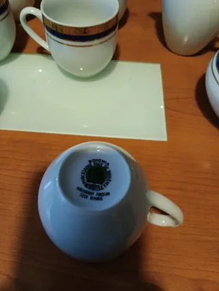 Juego de café de porcelana con detalles dorados