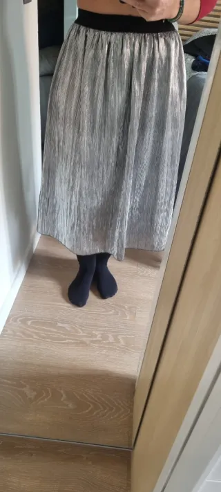 Falda plateada plisada