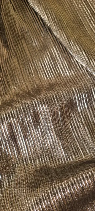 Falda plateada plisada