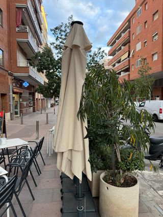 Sombrillas Estrella Damm terraza bar semi nuevas