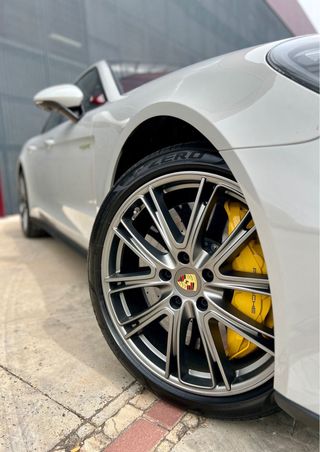 Porsche Panamera sport turismo turbo sehybrid.