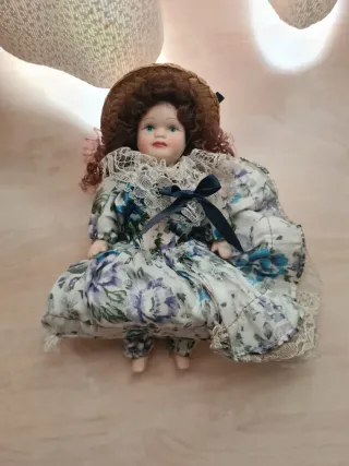 Muñeca de porcelana con sombrero