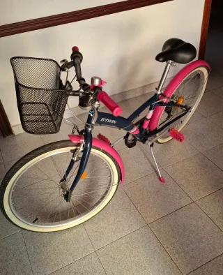 Bicicleta niña B'TWIN rosa y azul.    24 pulgadas.