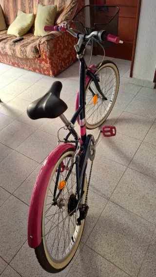 Bicicleta niña B'TWIN rosa y azul.    24 pulgadas.