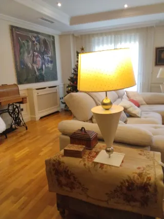 Lámpara de sobremesa crema y acero 77 cms.