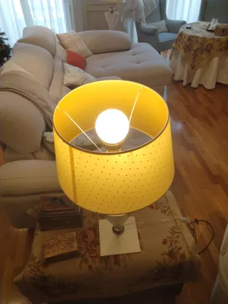 Lámpara de sobremesa crema y acero 77 cms.