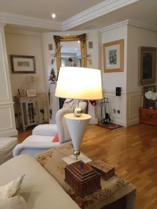 Lámpara de sobremesa crema y acero 77 cms.