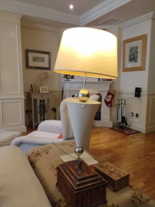 Lámpara de sobremesa crema y acero 77 cms.