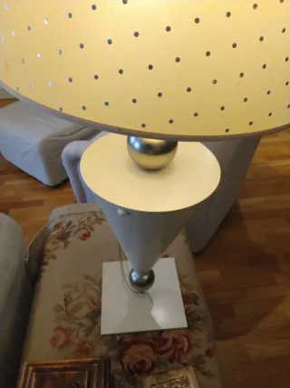 Lámpara de sobremesa crema y acero 77 cms.