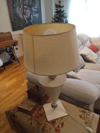 Lámpara de sobremesa crema y acero 77 cms.