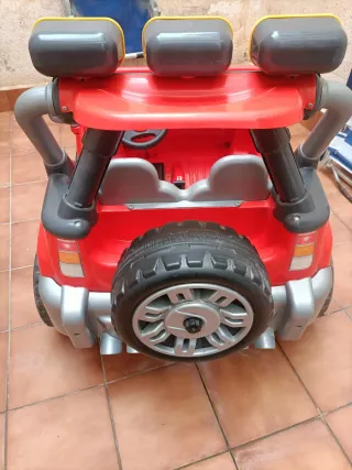 Coche infantil todoterreno rojo