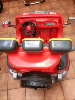 Coche infantil todoterreno rojo