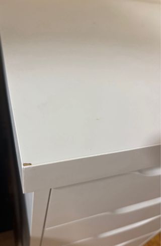 Escritorio blanco con cajonera