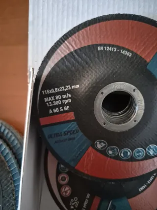 Dischi abrasivi lamellari 15 pz e da taglio 25 pz