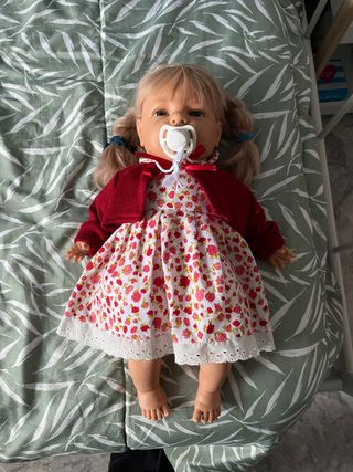 Muñeca con vestido floral y chaqueta