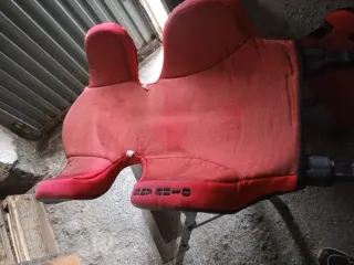 Alzador de coche rojo y negro