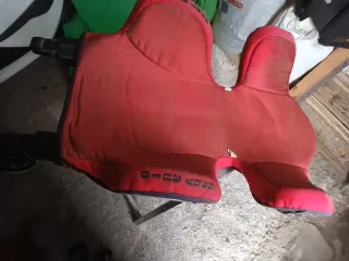 Alzador de coche rojo y negro