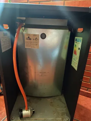 Estufa de butano negra