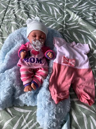 Muñeco bebé con ropa y accesorios