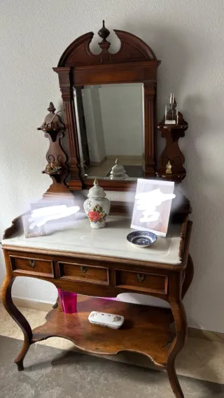 Tocador o recibidor antiguo con espejo